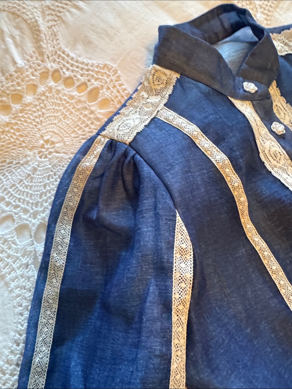 Blue Sunday Brunch dress with Lace-Trim Button-Front and Waist Tie - Picture 7 of 11